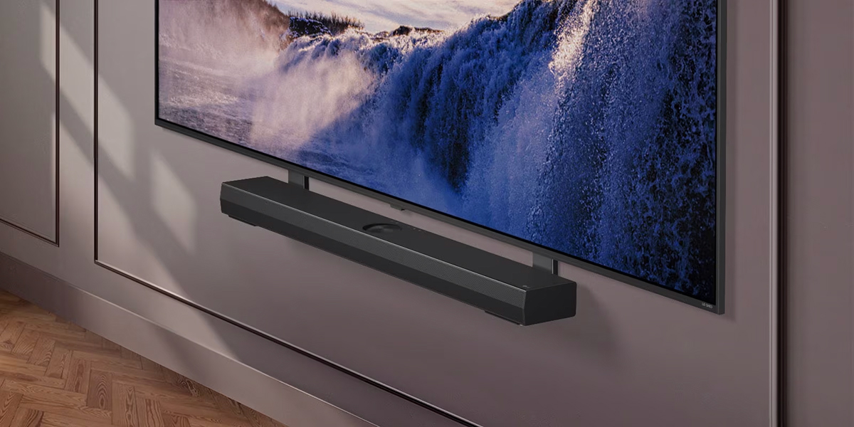 Ο βραχίονας Synergy απεικονίζεται με την LG QNED TV. Ο βραχίονας Synergy και η LG QNED TV συνδέονται και κινείται κάτω για να δείξει τη βάση της τηλεόρασης. Εμφανίζεται το LG Soundbar στον βραχίονα Synergy. Το φόντο φαίνεται με τον τοίχο.